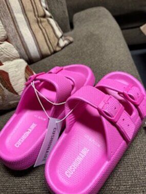 Cushionaire women's size 6 slides.